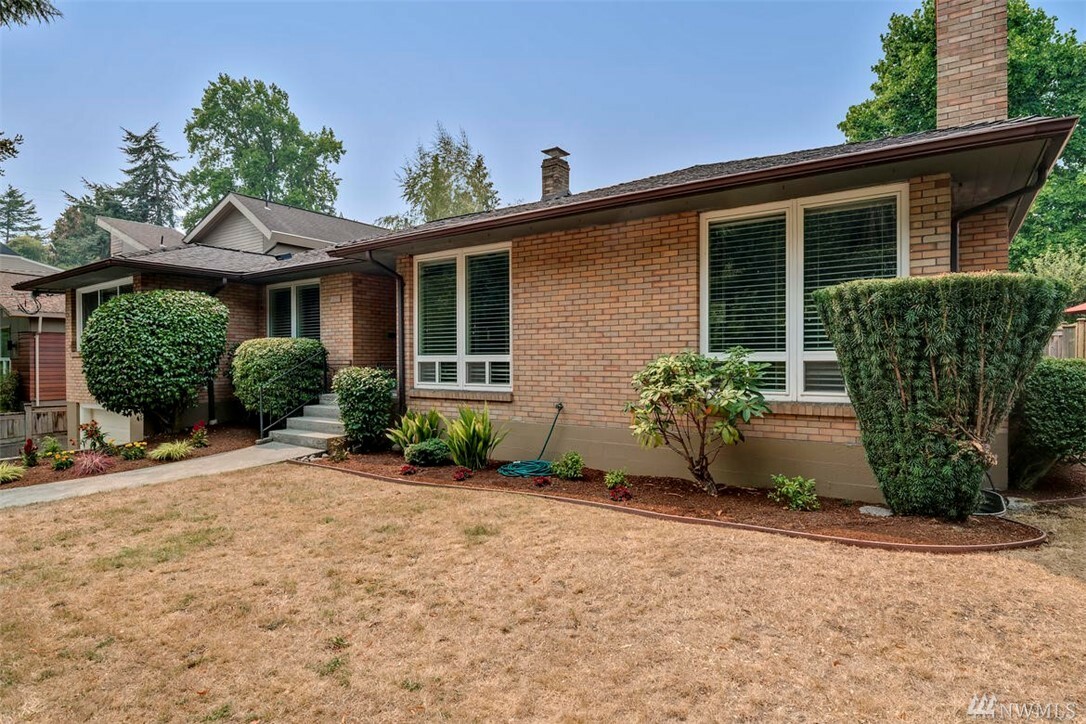 Property Photo:  2511 Lake Washington Blvd E  WA 98112 