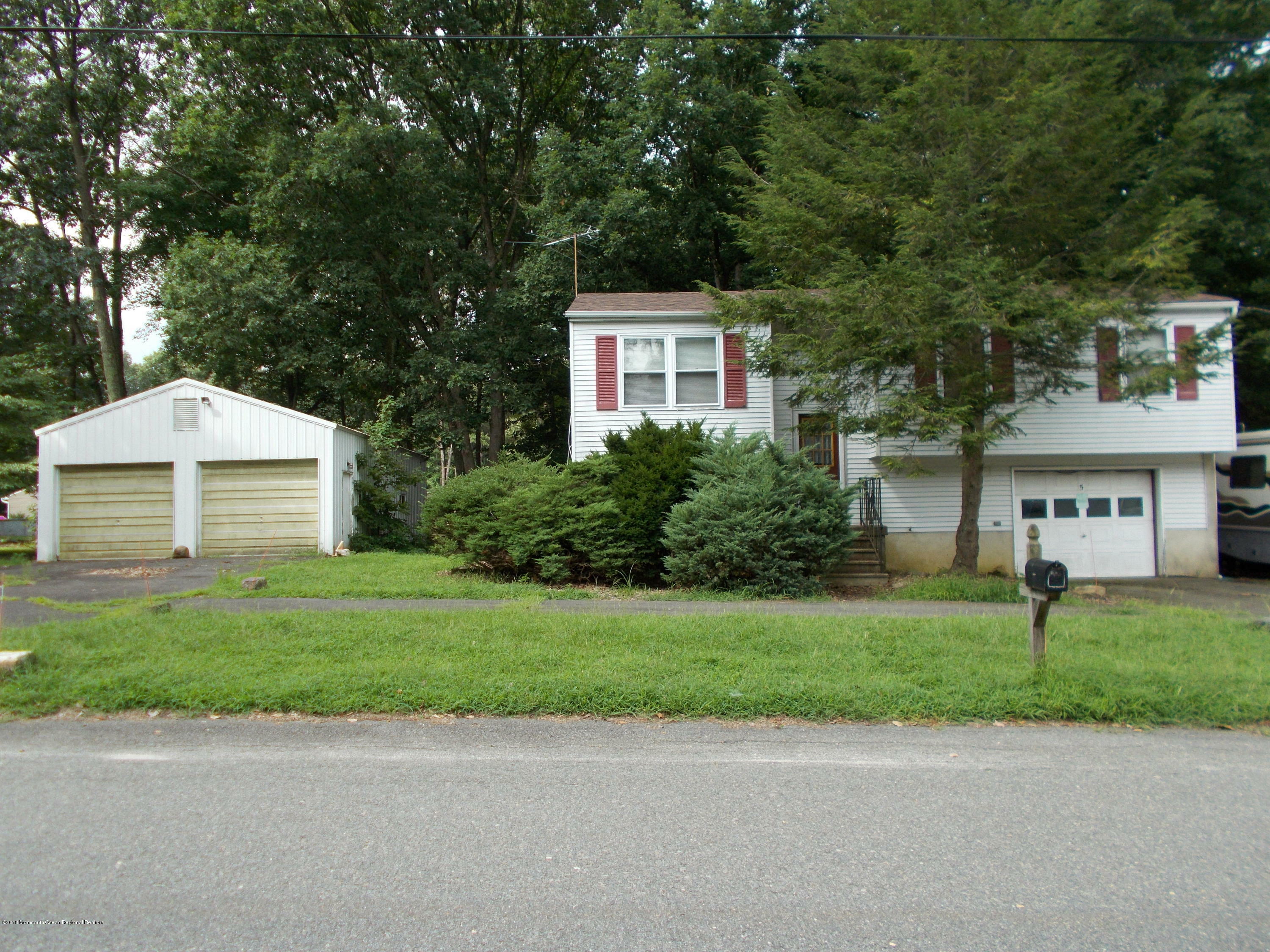 Property Photo:  5 Malsbury Lane  NJ 08514 