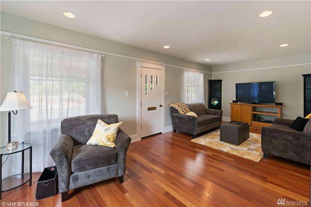 Property Photo:  402 A St SW  WA 98001 