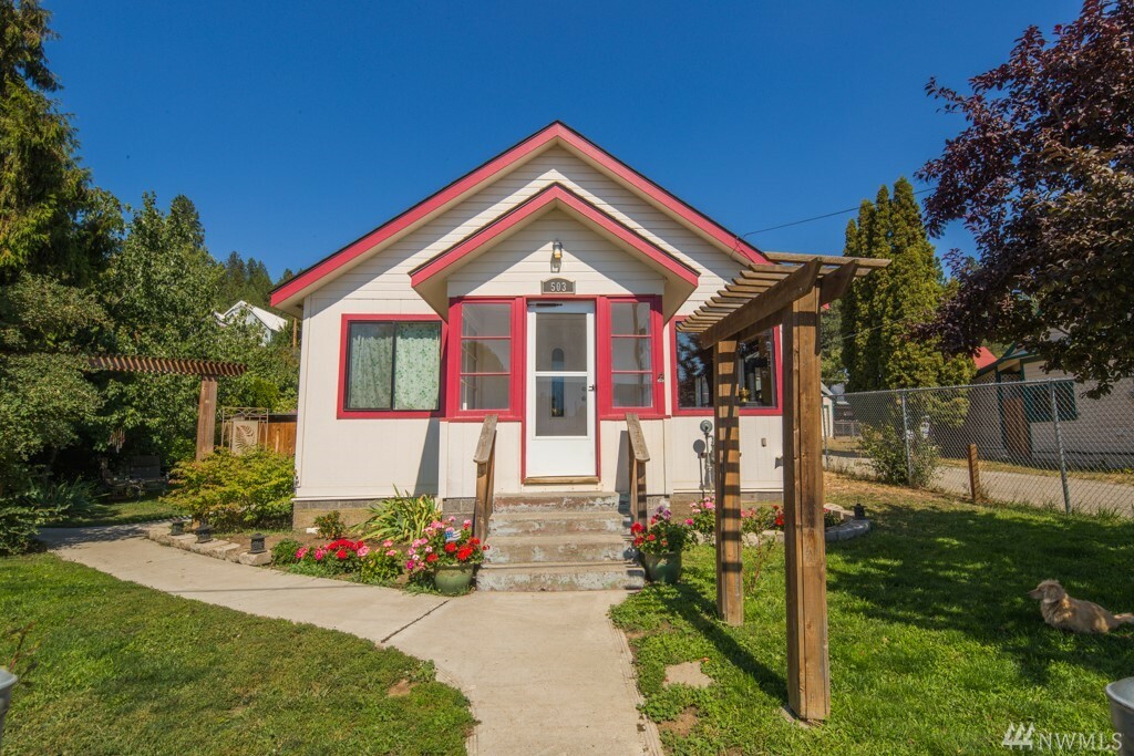 Property Photo:  503 E Third St  WA 98922 