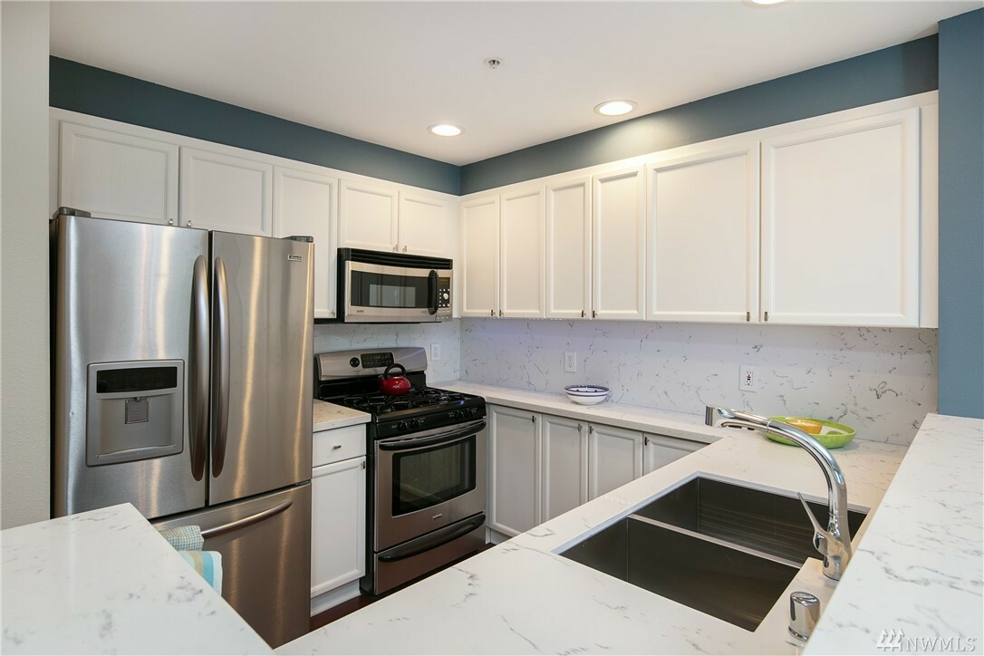 Property Photo:  1805 Bellevue Ave 204  WA 98122 