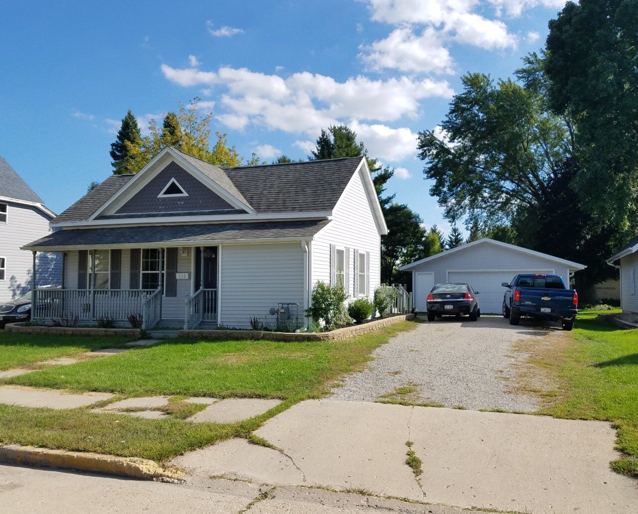 Property Photo:  328 E Oak St  WI 53039 