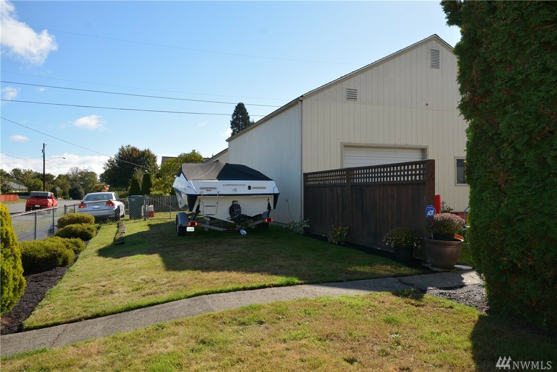 Property Photo:  2501 Harrison Ave  WA 98201 