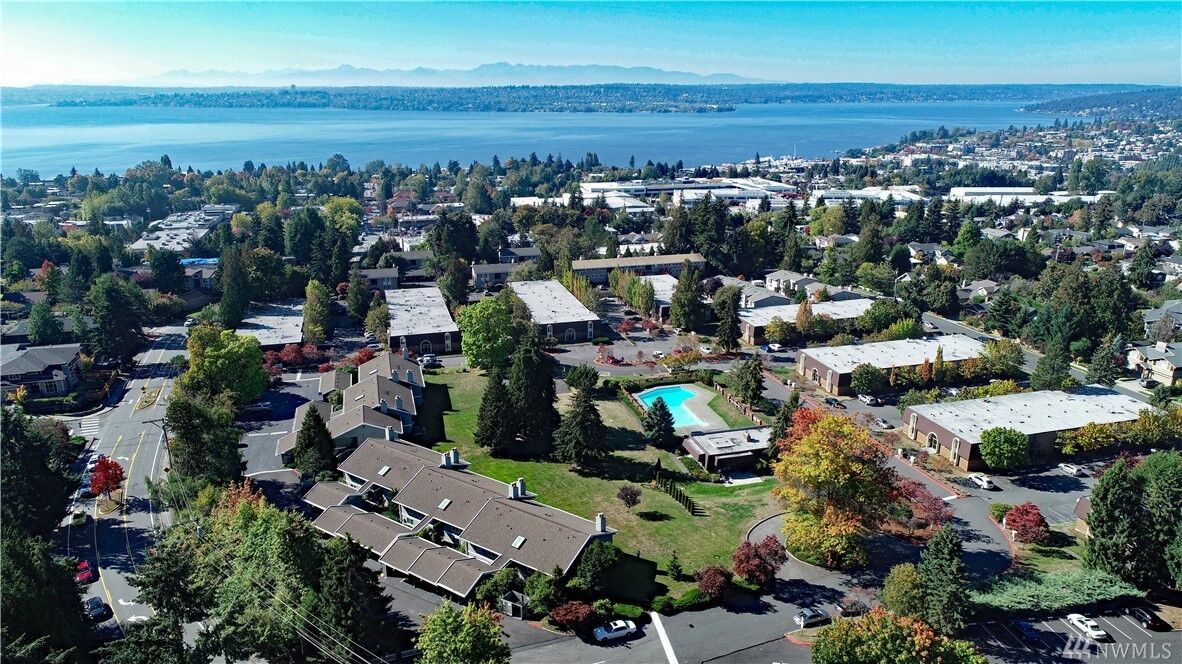 Property Photo: 11120 NE 68th St 201 WA 98033