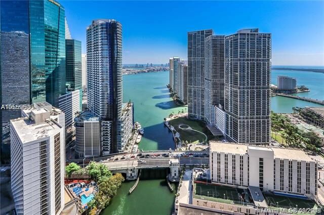 Property Photo: 31 SE 5th St 3716 FL 33131