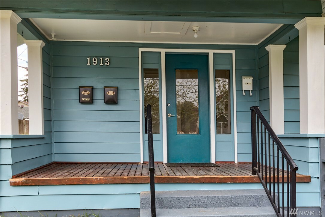 Property Photo: 1913 23rd St WA 98201