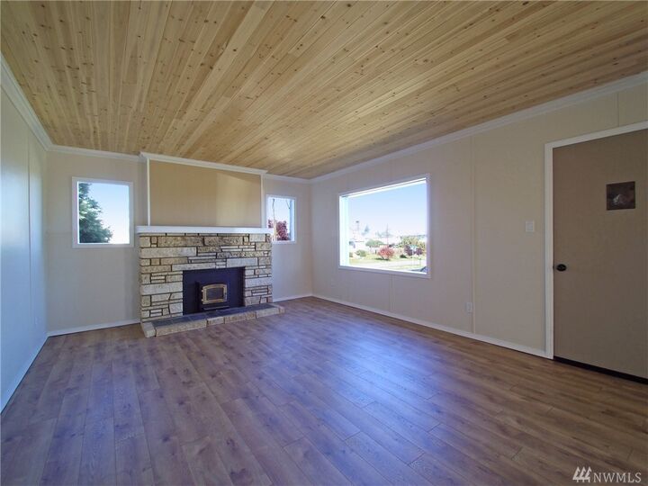 Property Photo: 106 E 9th St WA 98362