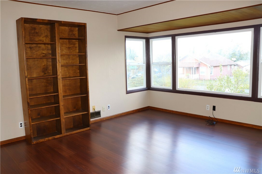 Property Photo: 533 Cascade Ave WA 98584