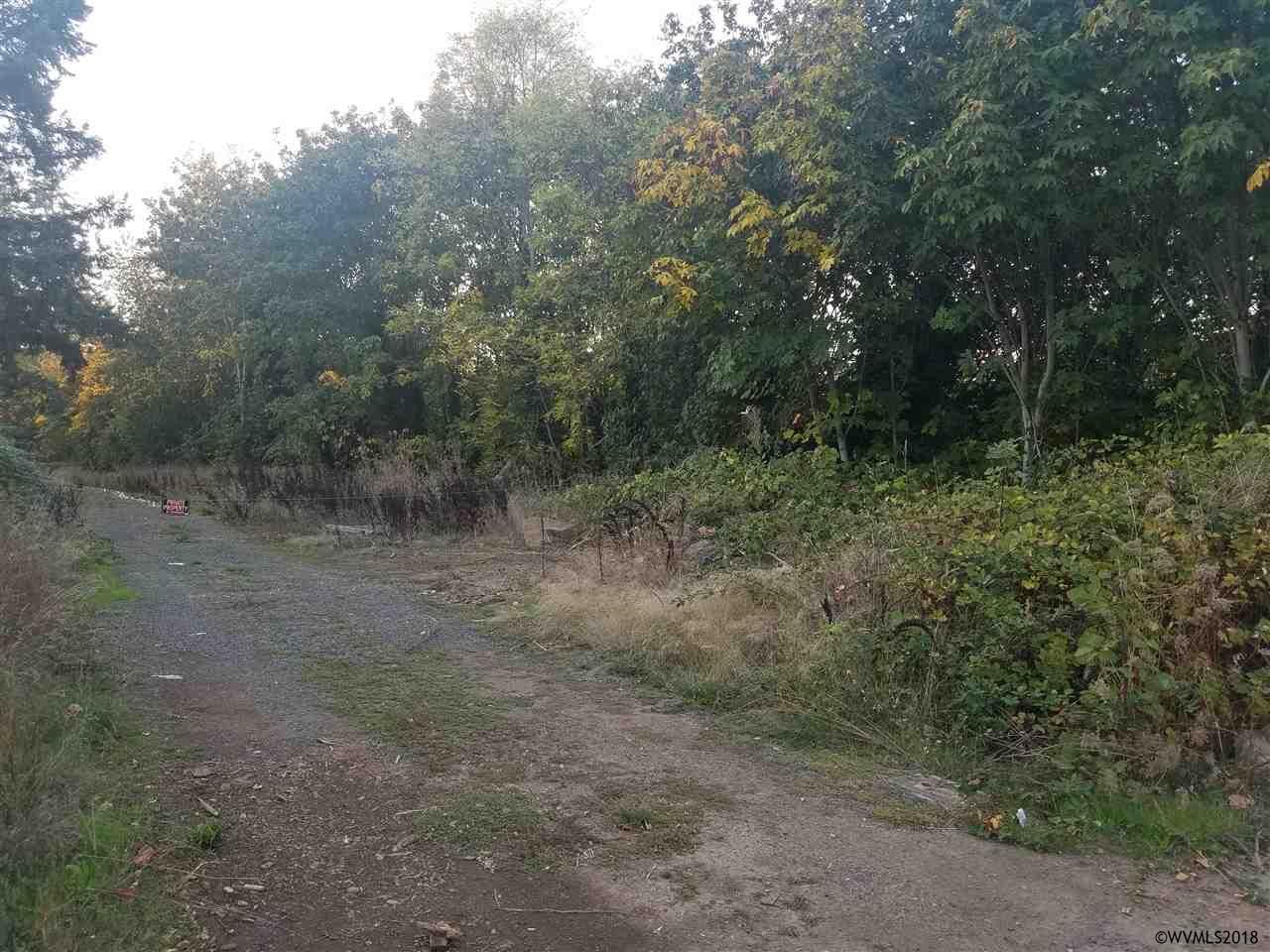 Property Photo: 3930 Osage (-3940) St OR 97386