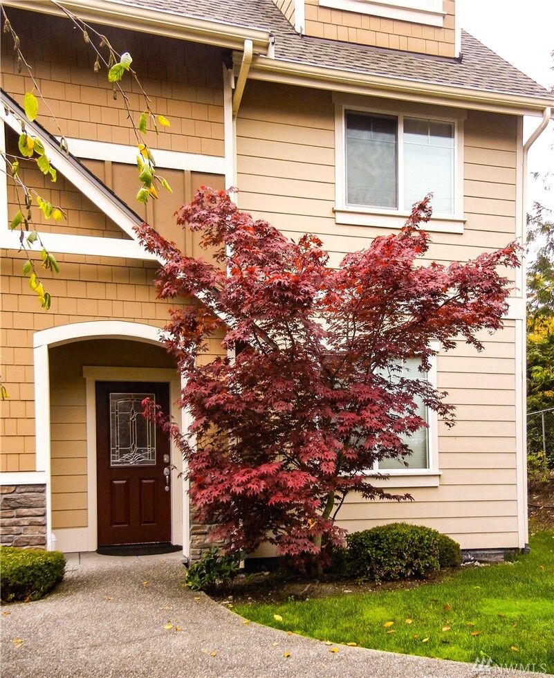 Property Photo: 5913 212th Place SW 4 WA 98043