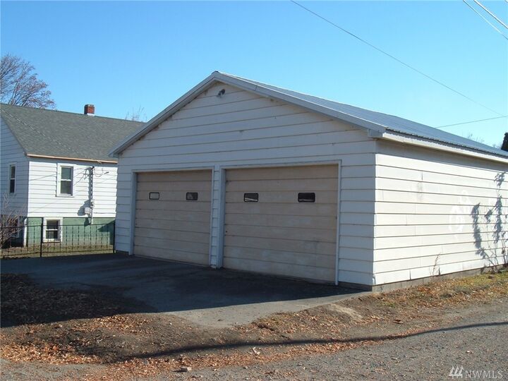 Property Photo:  304 Cedar St S  WA 98841 