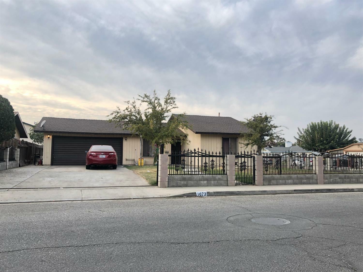 Property Photo:  1073 Alila Street  CA 93219 