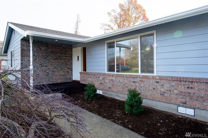 Property Photo:  1803 Main St  WA 98264 