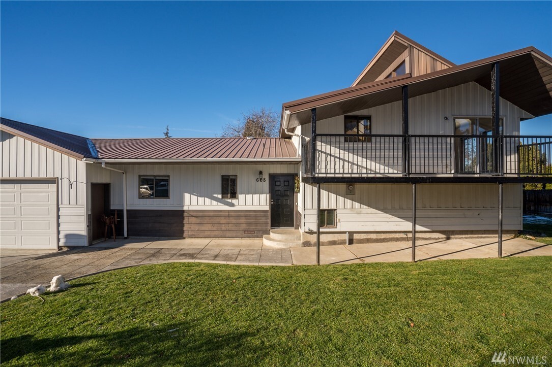 Property Photo: 608 N Larch Ave WA 98802