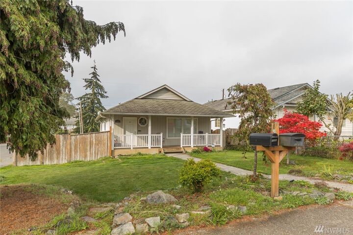 Property Photo: 1230 Maple St WA 98201