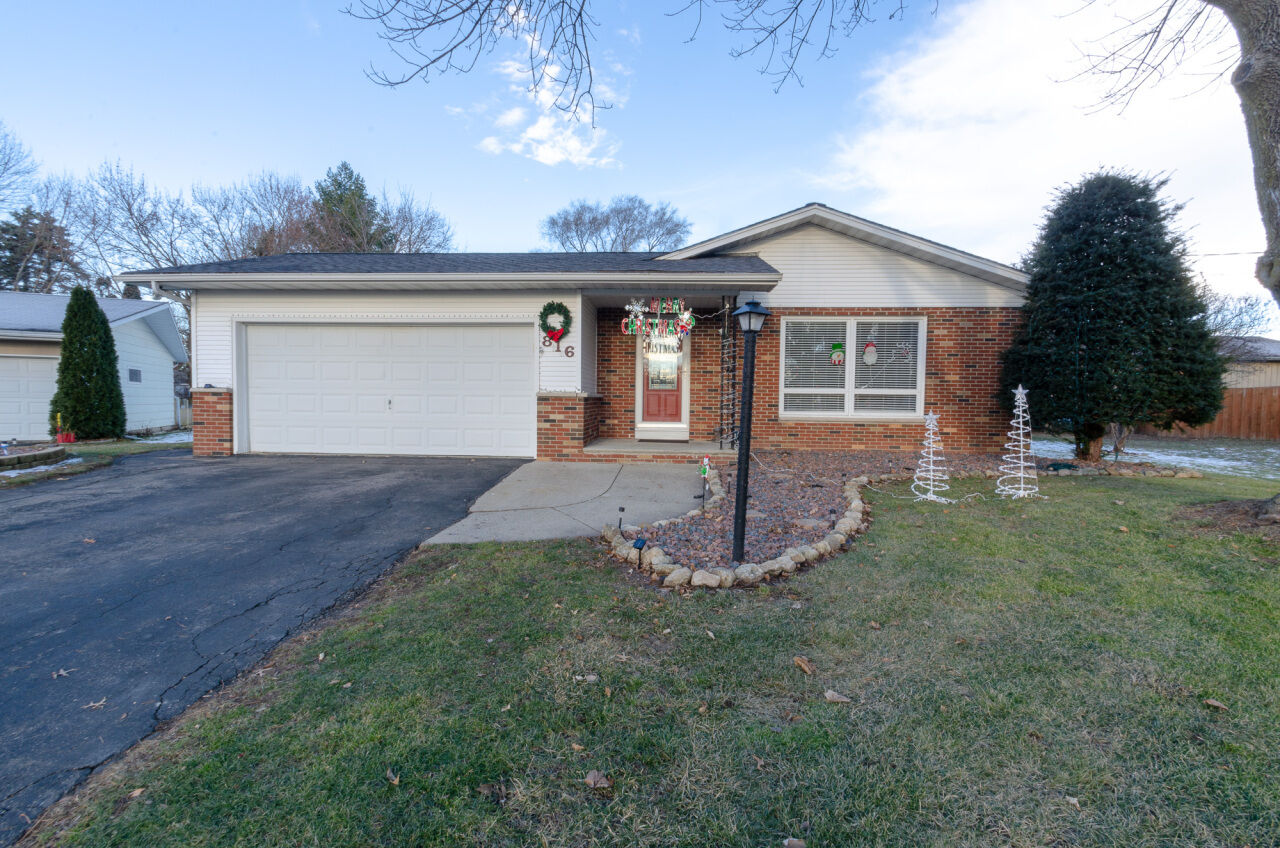 Property Photo:  816 Mac Arthur Dr  WI 53916 