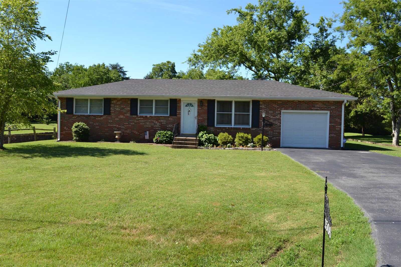 Property Photo: 1506 Woodside Dr TN 37087