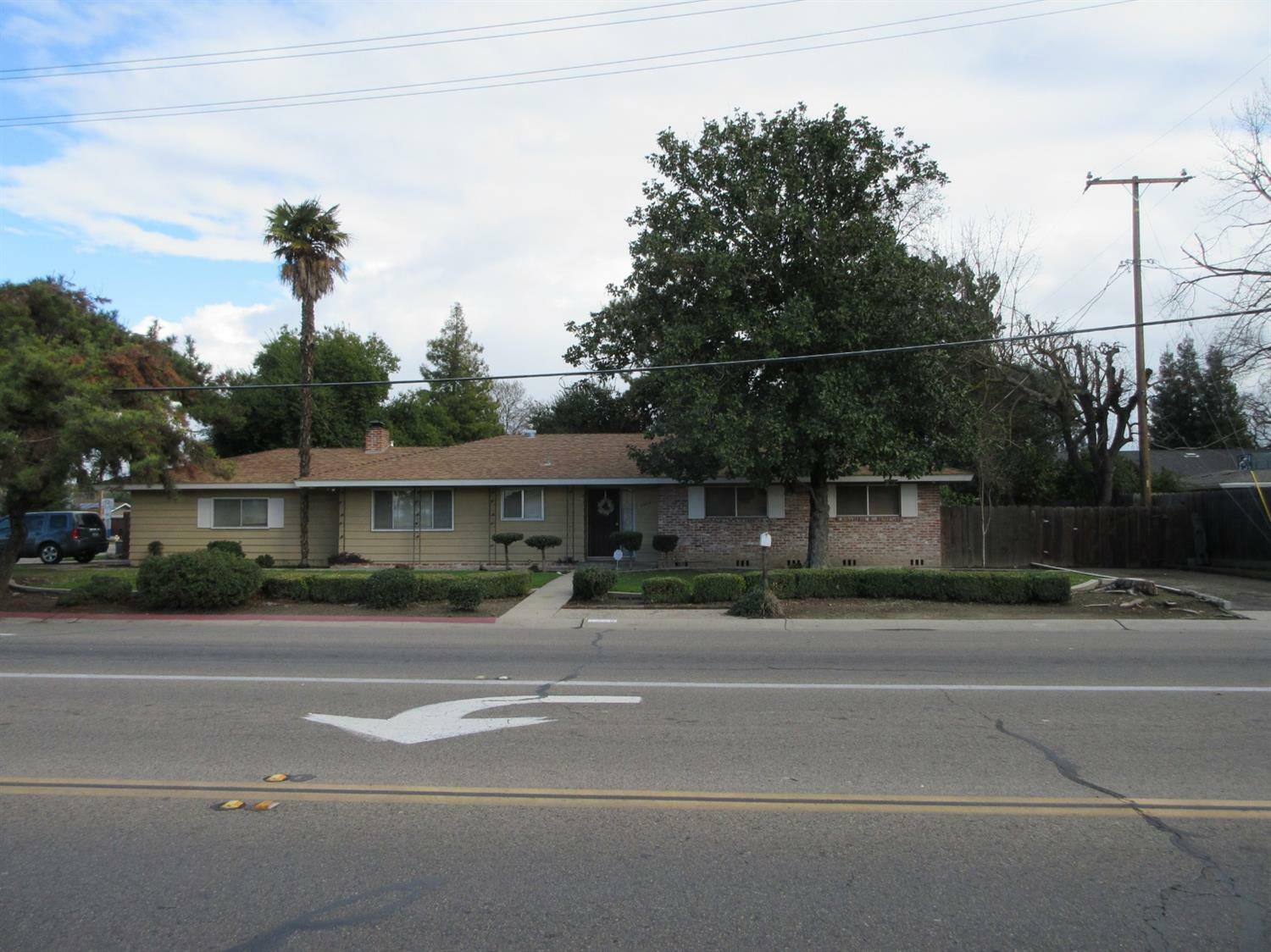 Property Photo:  1220 S County Center Drive  CA 93277 