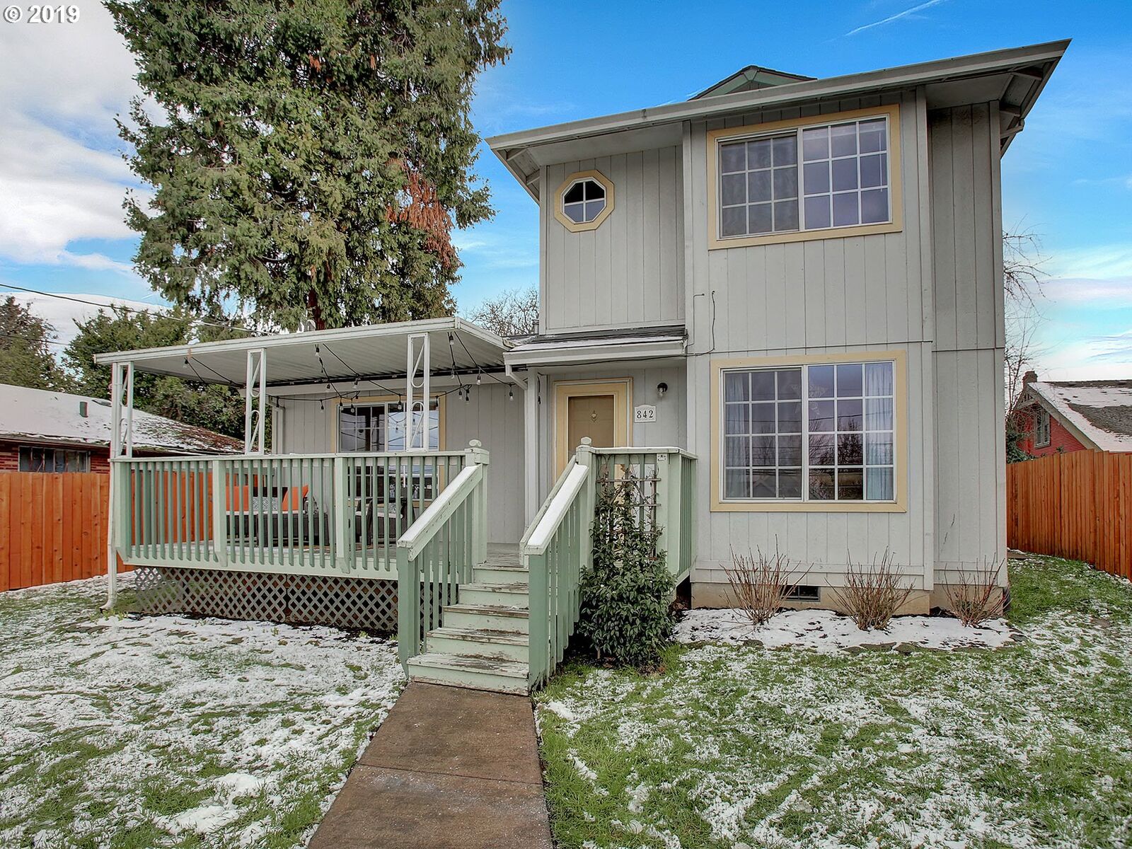 Property Photo:  842 NE Stafford St  OR 97211 