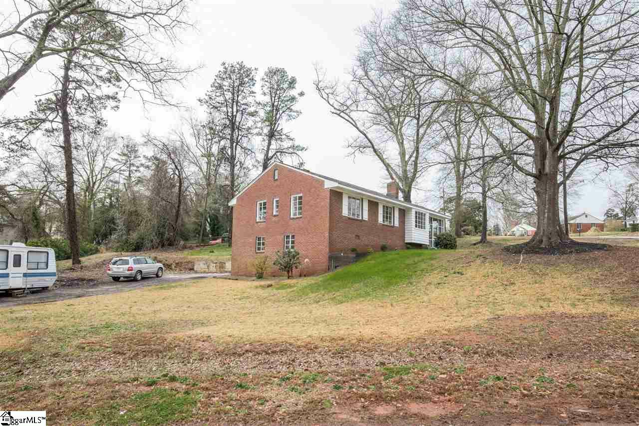 Property Photo:  301 Crestfield Road  SC 29605 