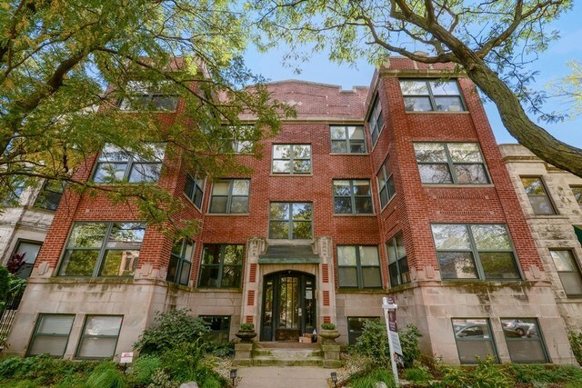 Property Photo: 1243 West Foster Avenue 1E IL 60640