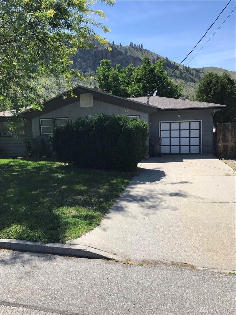 Property Photo:  1414 S Oak St  WA 98801 