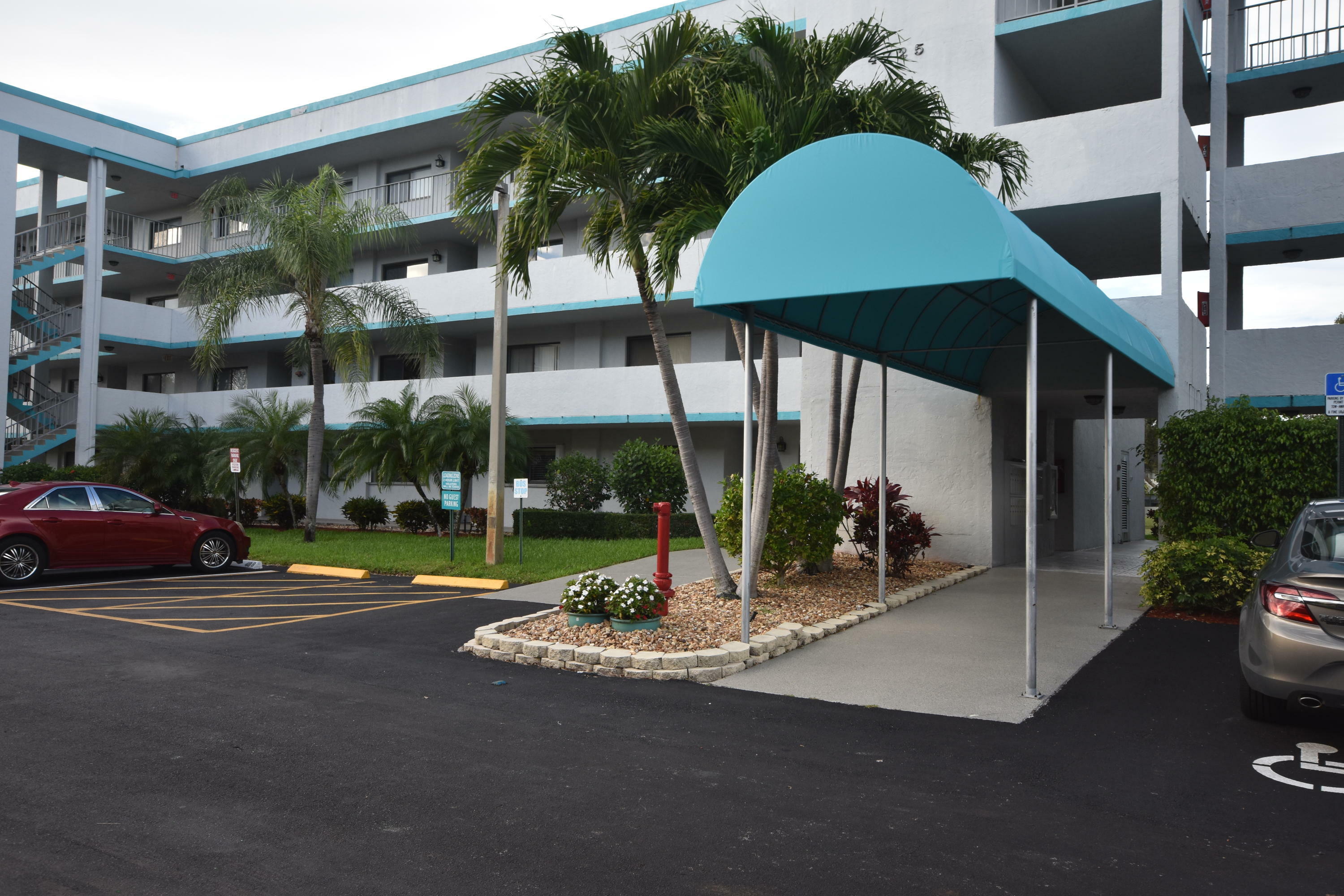 Property Photo:  4725 Lucerne Lakes Boulevard E 306  FL 33467 