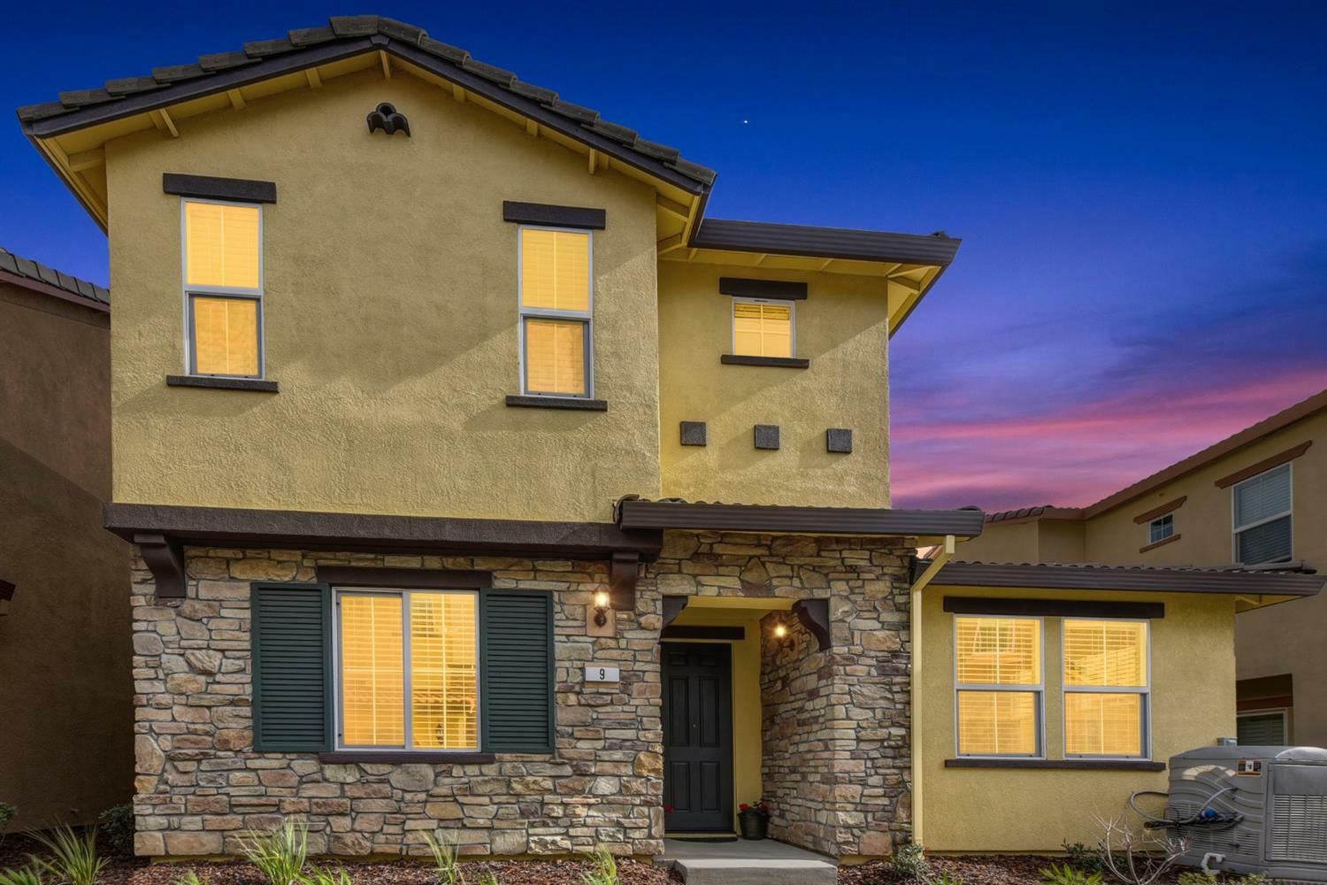 Property Photo: 9 Huddlestone Circle CA 95661