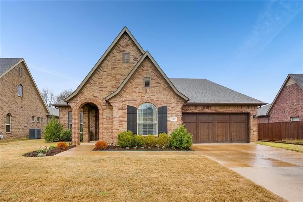 Property Photo: 2707 Stonebriar Court TX 76001