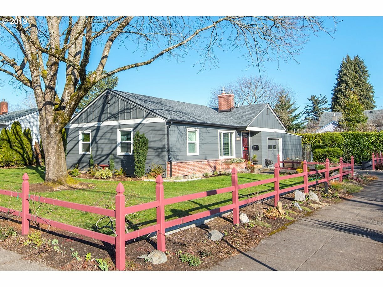Property Photo:  4027 SE 70th Ave  OR 97206 