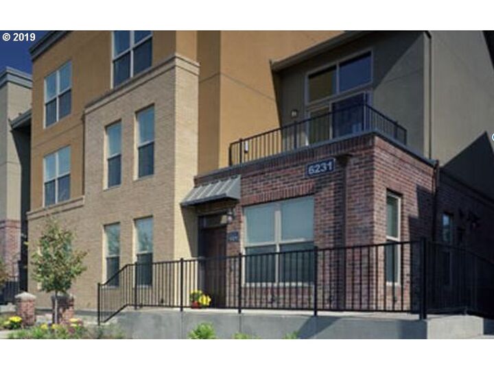 6211 NE Carillion Dr 203  Hillsboro OR 97124 photo