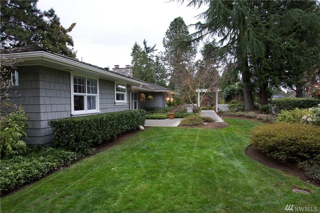 Property Photo: 8322 Hunts Point Place WA 98004