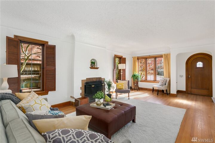 Property Photo: 4332 NE 43rd St WA 98105