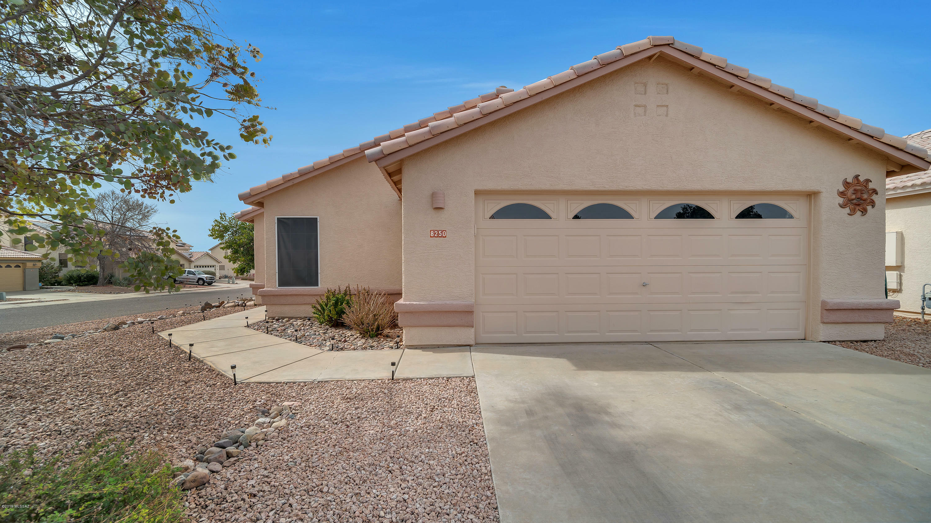 Property Photo:  8250 S Placita Del Parque  AZ 85747 