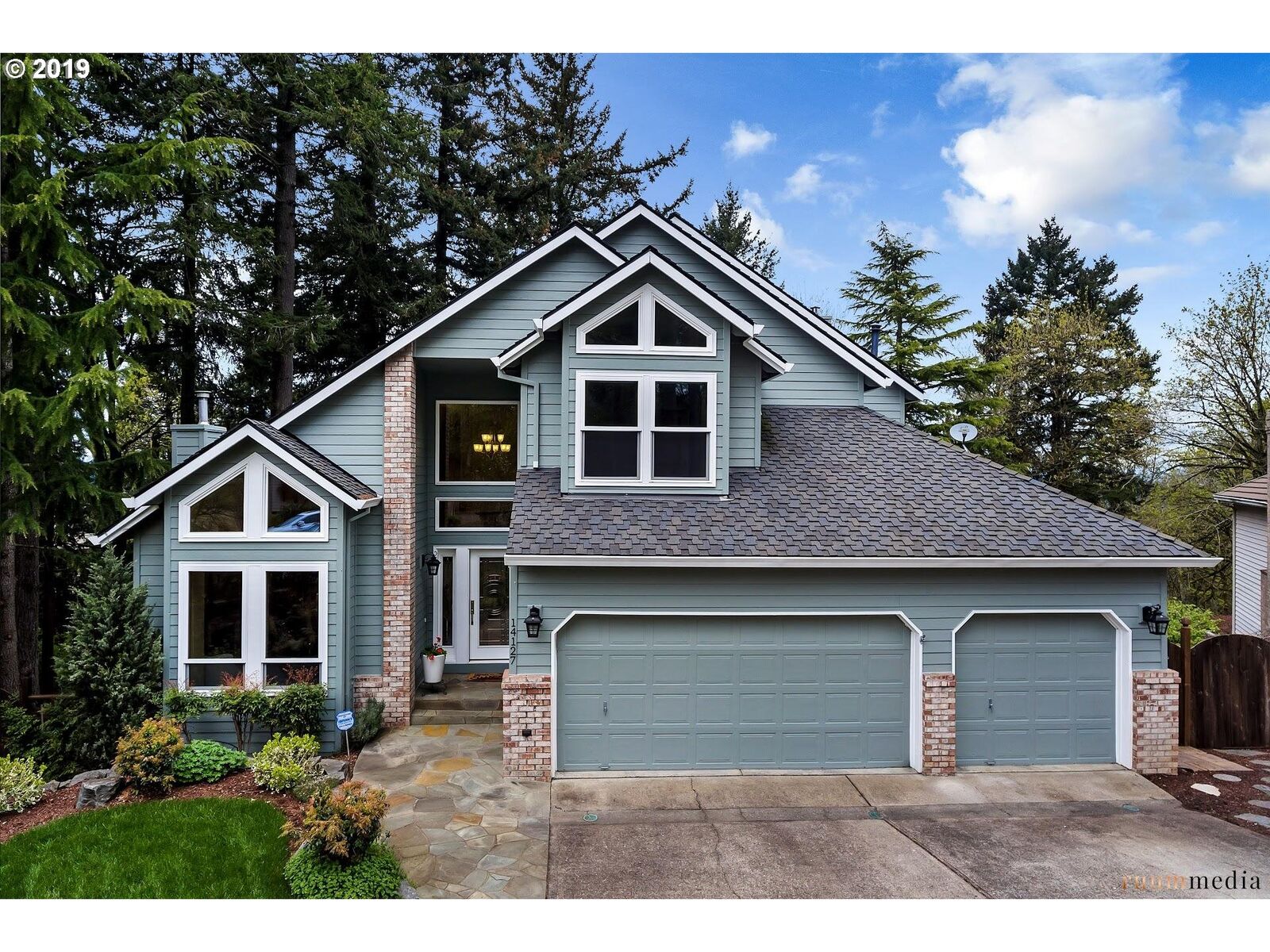 Property Photo: 14127 SE Fircrest Ct OR 97236