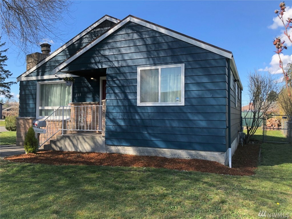 Property Photo:  803 7th St SE  WA 98002 