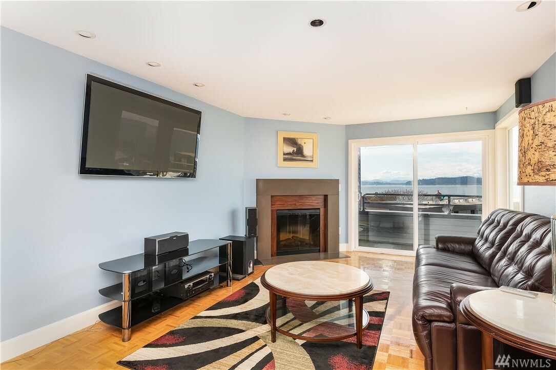 Property Photo:  3142 Alki Ave SW 401  WA 98116 