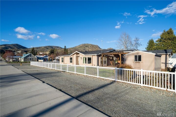 Property Photo:  305 S Bradley St  WA 98816 