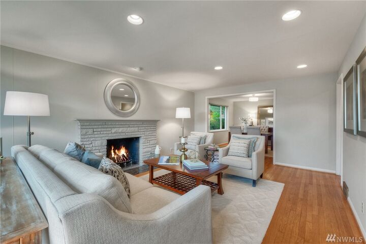 Property Photo:  3001 W Emerson St  WA 98199 