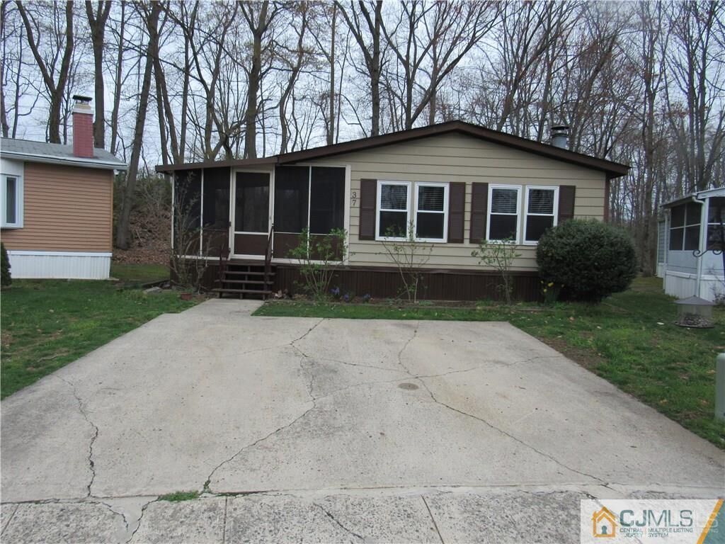 Property Photo:  37 Whitman Road 37  NJ 08902 