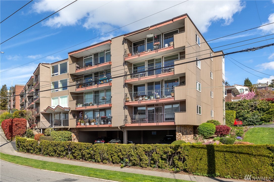 Property Photo:  500 W Olympic Place 105  WA 98119 