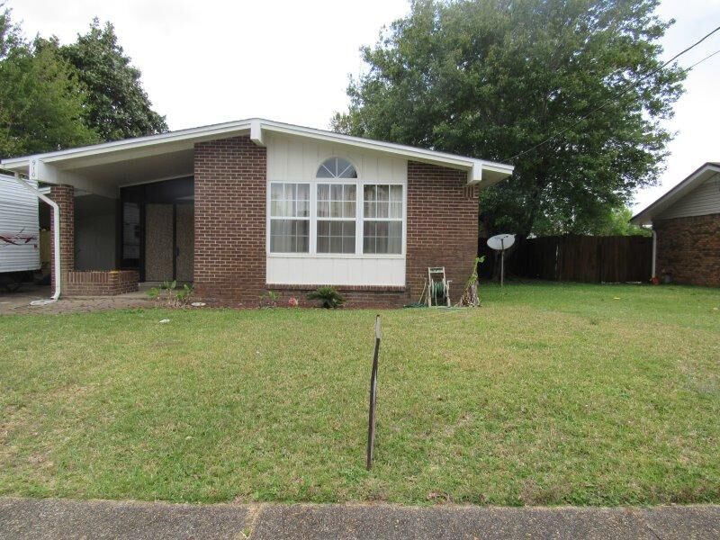 Property Photo:  910 Rue De La Savoie  FL 32569