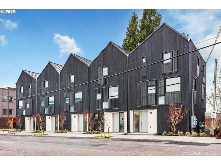 Property Photo: 5715 E Burnside St OR 97215