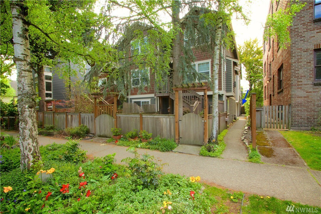 Property Photo:  929 18th Ave B  WA 98122 