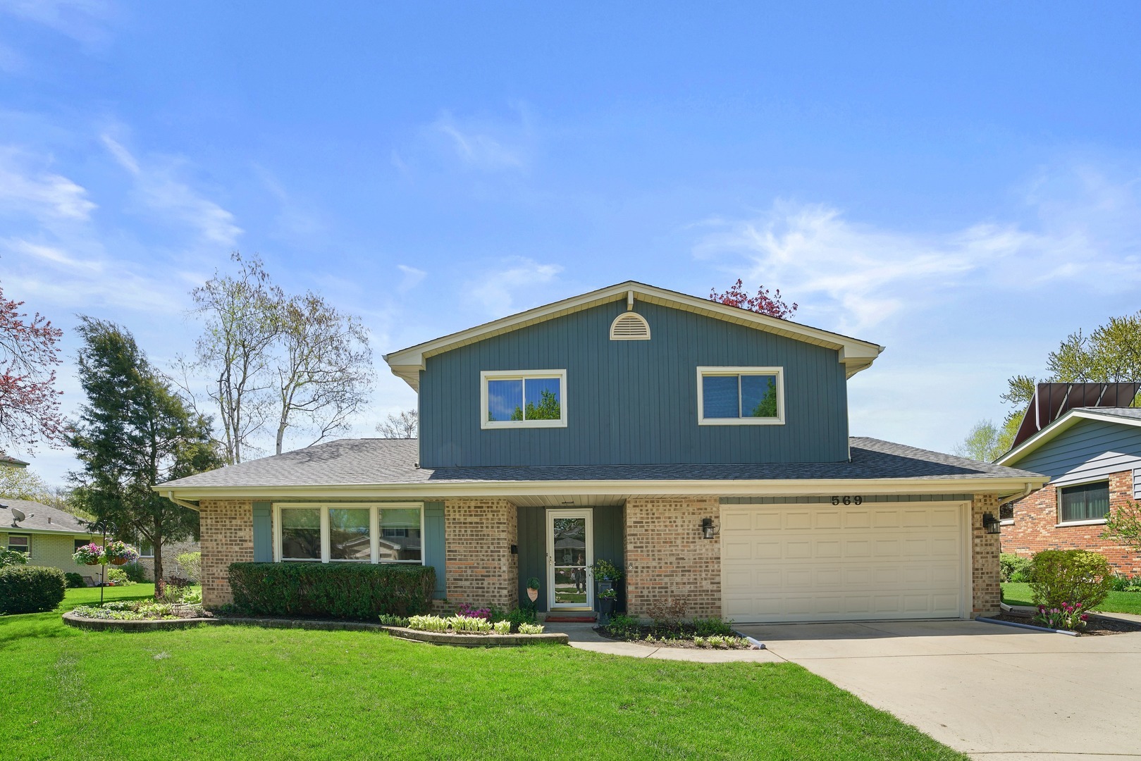 Property Photo: 569 East Cunningham Drive IL 60074
