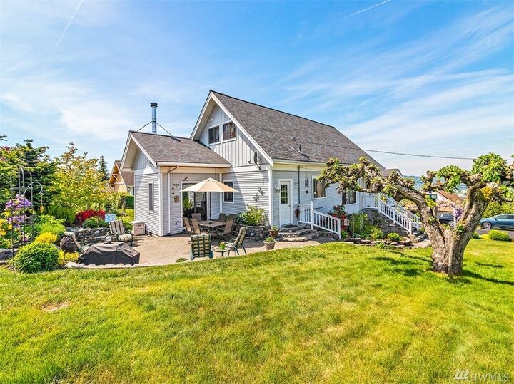 Property Photo:  804 Renton Ave S  WA 98057 