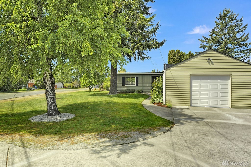 Property Photo:  210 S 186th St  WA 98148 