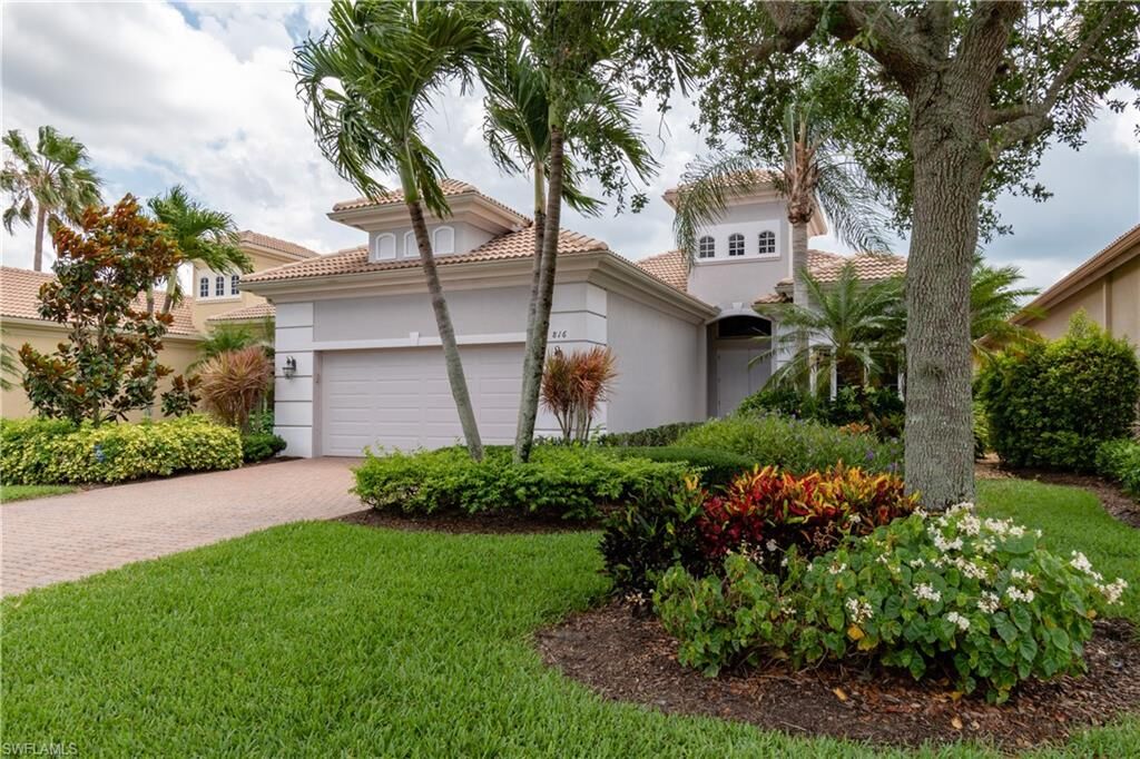 Property Photo: 816 Villa Florenza Dr FL 34119