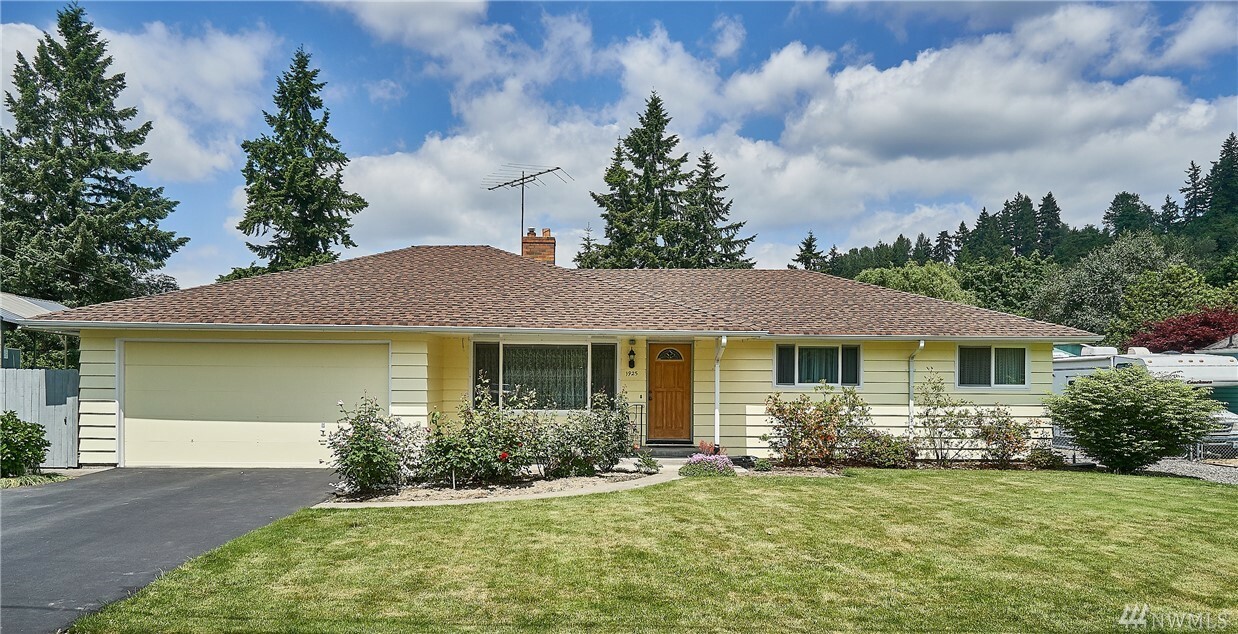 Property Photo:  1925 1st St NE  WA 98002 