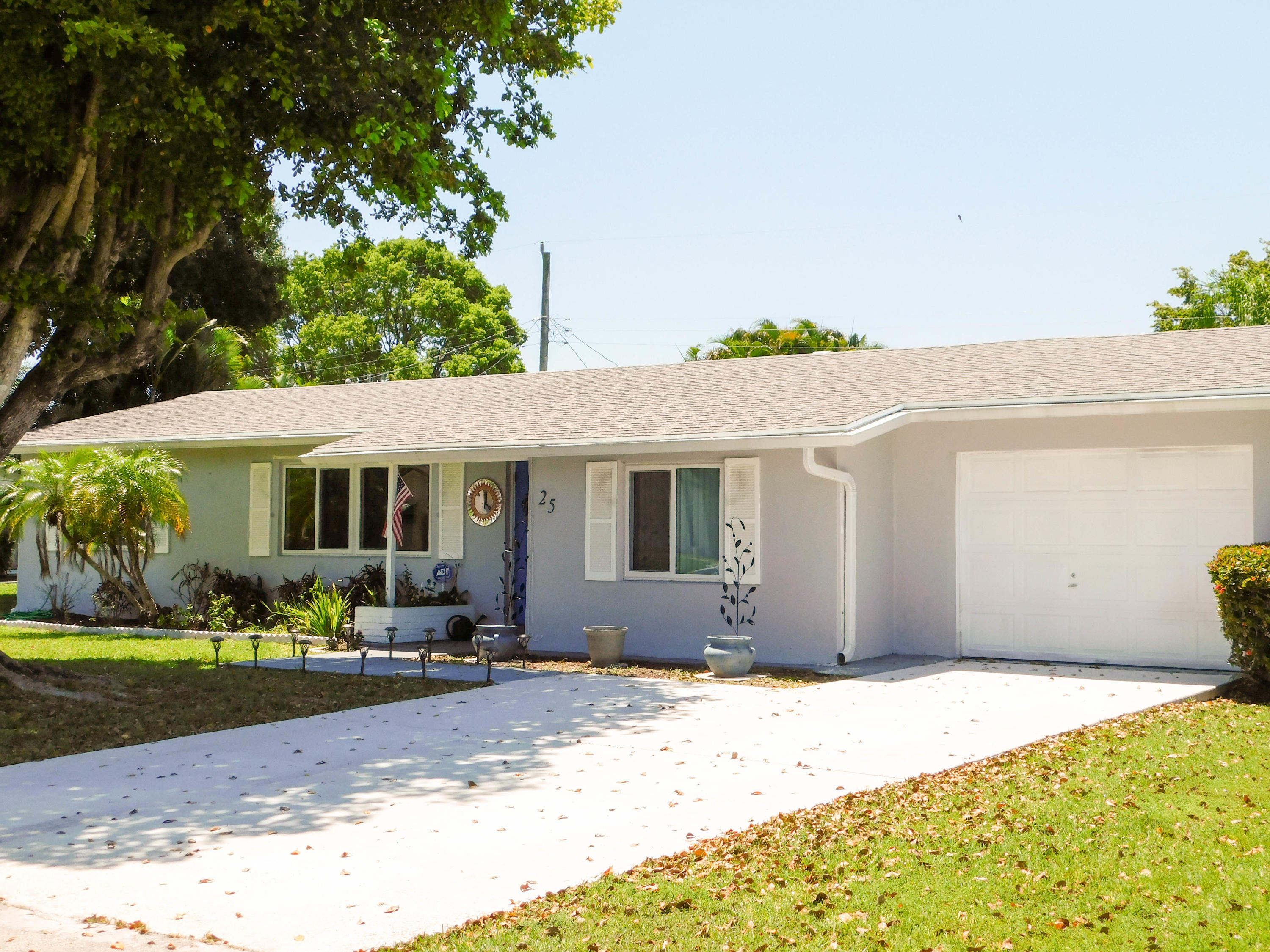 Property Photo: 25 W Pine Tree Avenue FL 33467